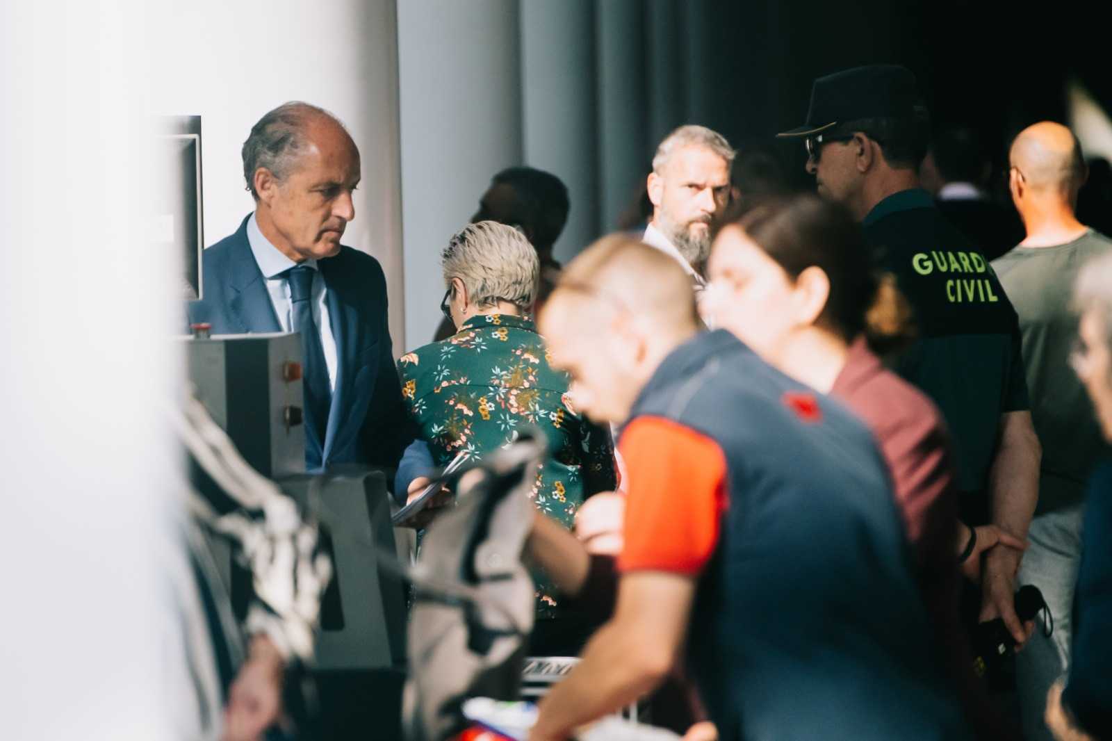 Camps carga contra Puig y Oltra por lo que califica de 