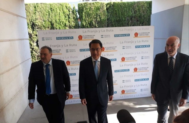 El embajador chino acusa a EEUU de practicar 