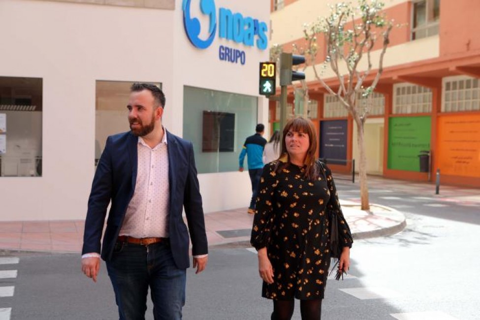 Los concejales Rafa Simó y Mary Carmen Ribera pasan por un cruce semafórico. - 