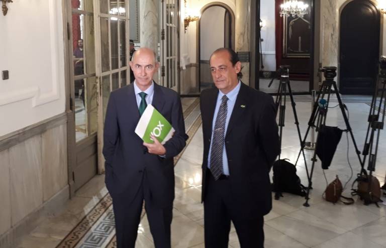 El número uno, Pepe Gosálbez y el número dos, Vicente Montáñez, de Vox Valencia. Foto: VP. - 