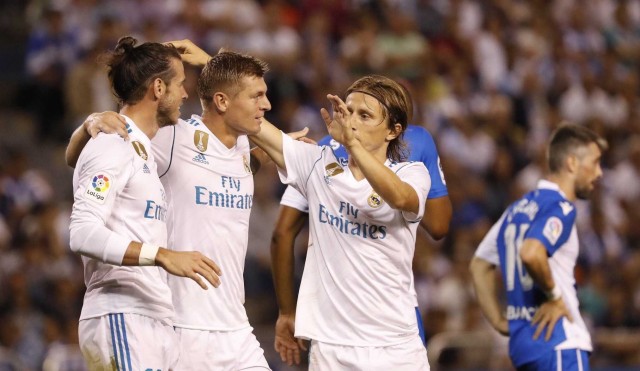 El Madrid defiende título con goleada y liderato ante un Dépor negado