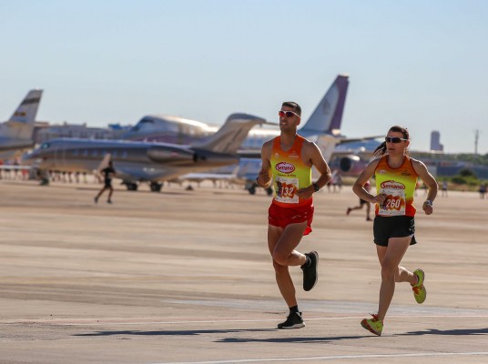Cerca de 300 personas ‘vuelan’ contra el cáncer en la novedosa carrera
solidaria del Aeropuerto de València