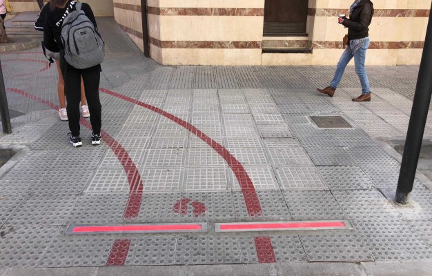 Semáforos en el suelo para 'adictos' al móvil