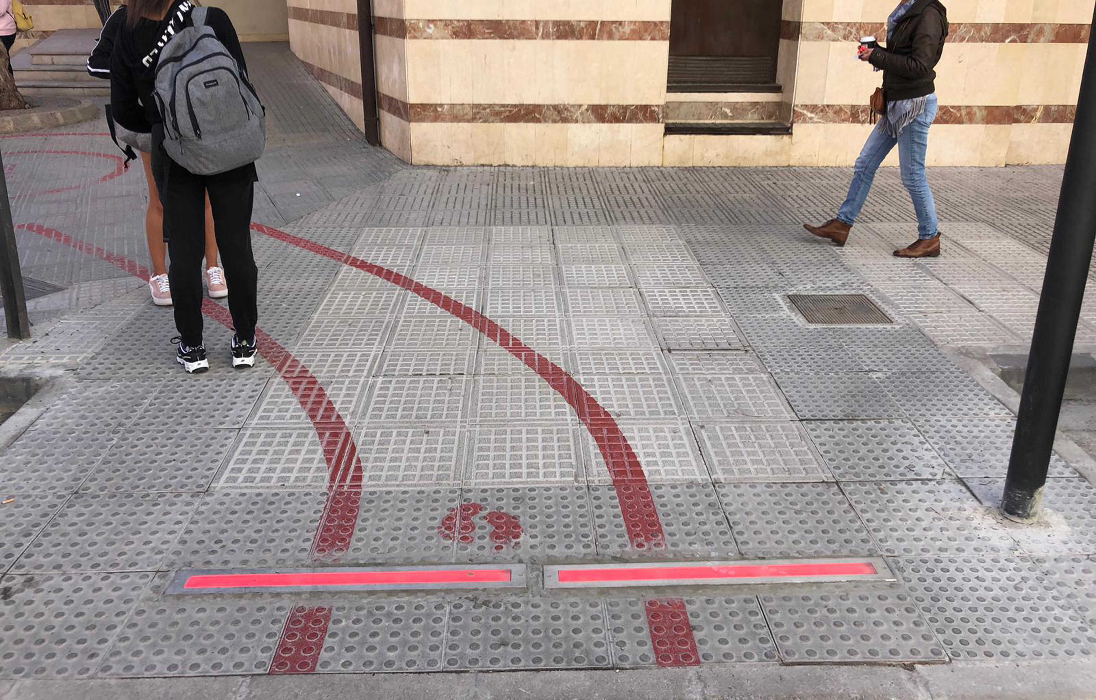 Semáforos en el suelo para 'adictos' al móvil