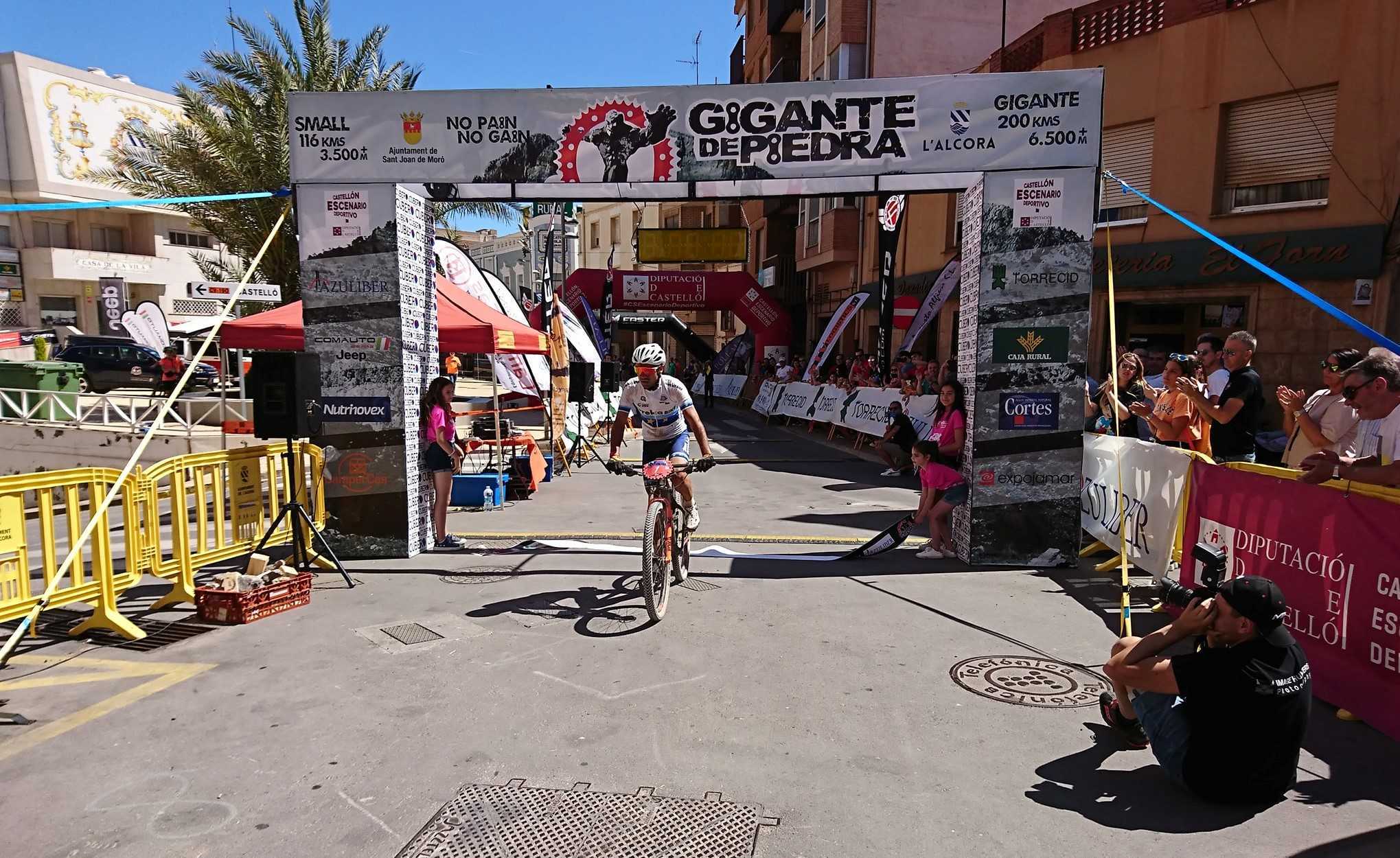 El campeón de Europa de ultramaratón Joseba Albizu y Ariadna Ródenas conquistan la Gigante de Piedra