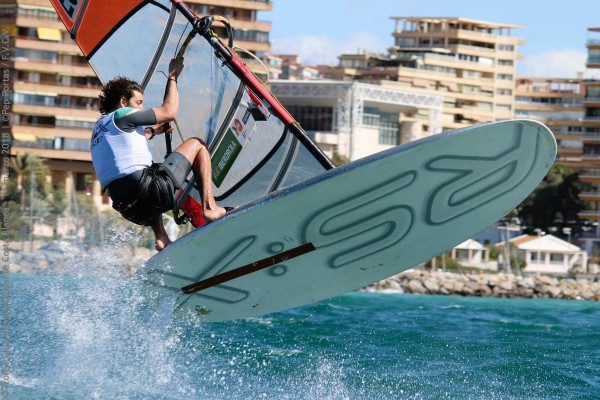 El autonómico de windsurf, Gran Premio Honda Esteban Parres juega en Santa Pola