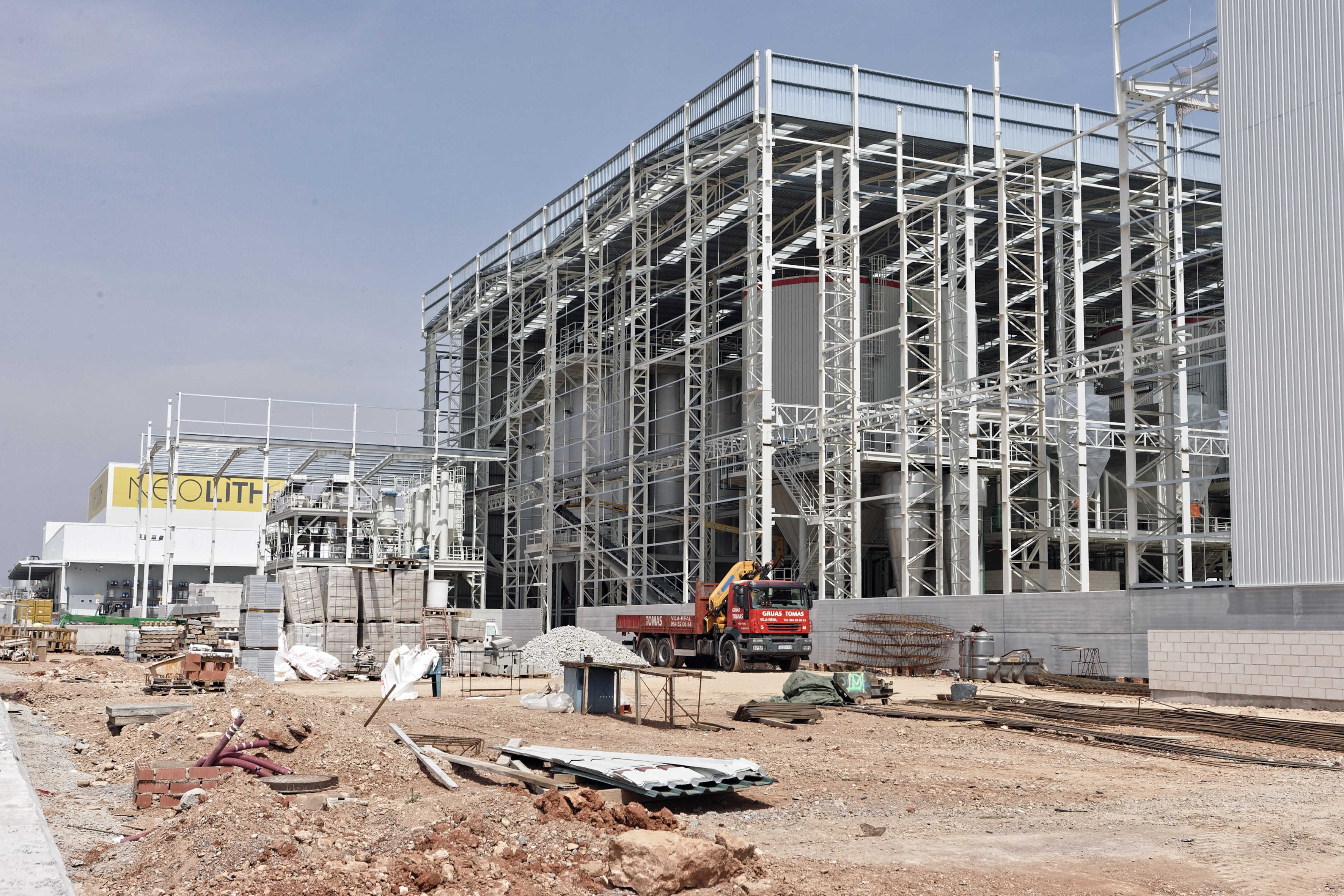 Neolith da un nuevo salto con una atomizadora en Almassora y un nuevo centro logístico en Madrid 