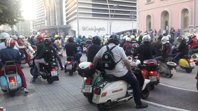 Medio millar de 'vespas' toman Castelló