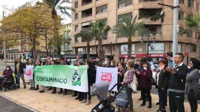 'Frenem la contaminació' denuncia que los vecinos del Grau aún no saben el origen de los malos olores