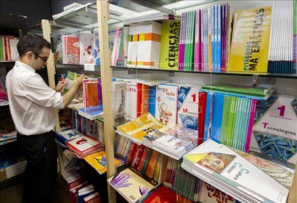 CNMC multa a 34 editoriales con 34 millones por pactar la estrategia comercial de los libros de texto