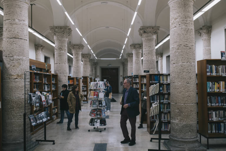 Cultura convoca 15 beques per a fer pràctiques en arxius i biblioteques gestionats per la Generalitat