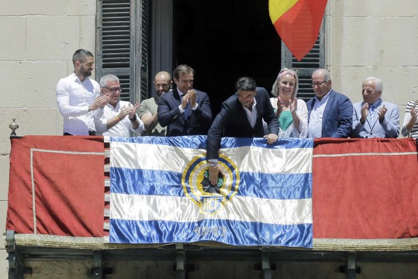 Una bandera del Hércules de 1947 cuelga ya del balcón del Ayuntamiento de Alicante