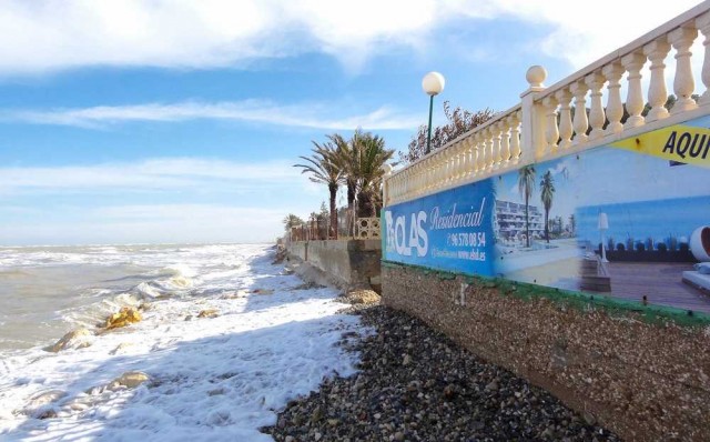 El Síndic de Greuges admite una queja contra el residencial Las Olas, en primera línea de Dénia