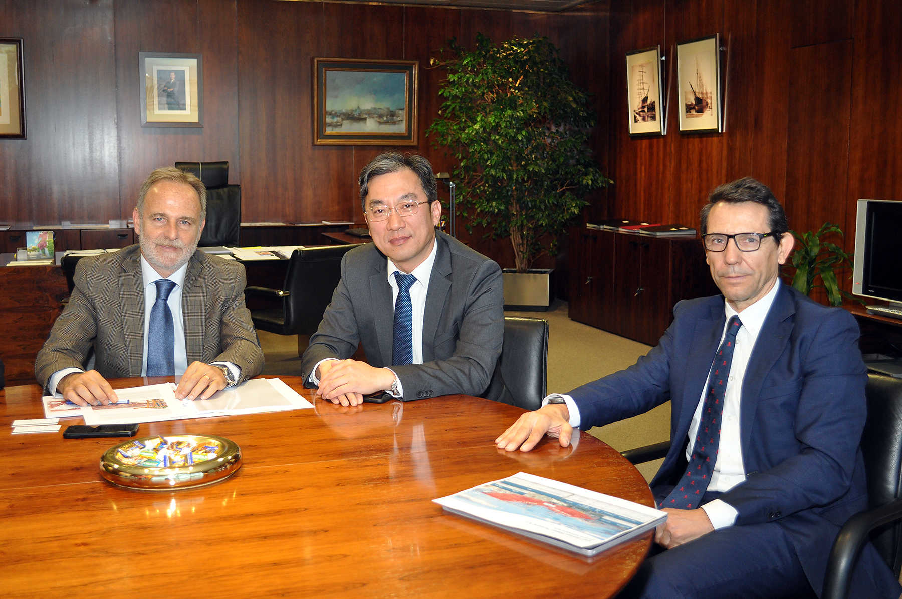 Cosco traslada a Puertos del Estado sus planes para automatizar y ampliar sus terminales en España