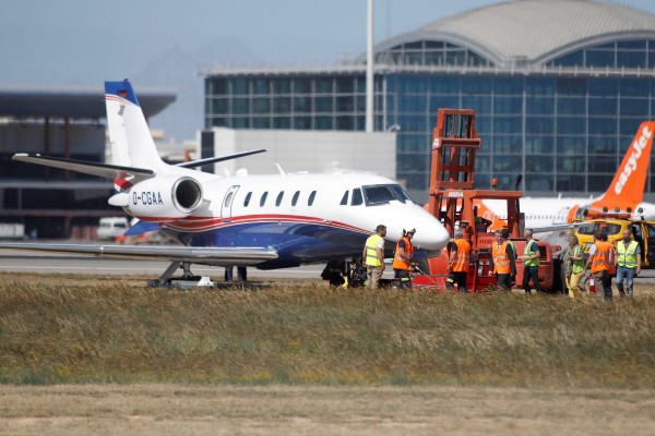 El Altet reabre el tráfico aéreo tras desviar 20 vuelos por el accidente de la avioneta