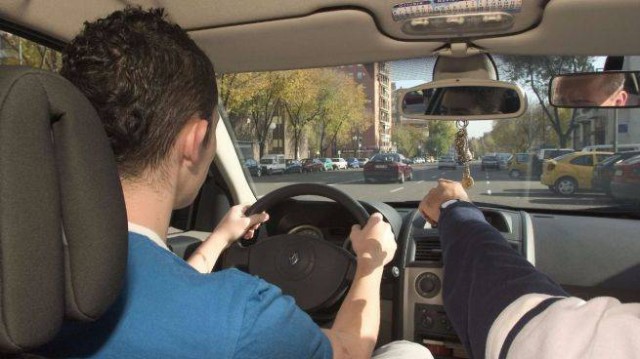La DGT se reúne este martes con los examinadores para analizar la huelga indefinida y fijar servicios mínimos

