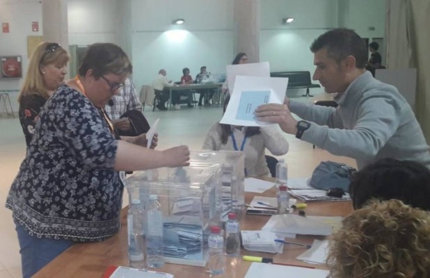 Siete horas de recuento de votos en Alicante sin cambios significativos... y un chorizo en un sobre