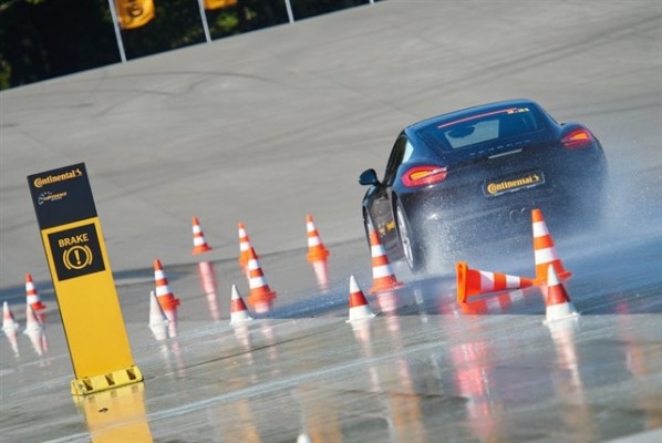 Continental recomienda soltar el acelerador y no mover el volante ante el aquaplannig

