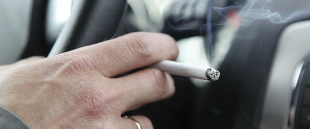 Casi el 90% de los españoles se muestra partidario de prohibir fumar en coches con niños a bordo