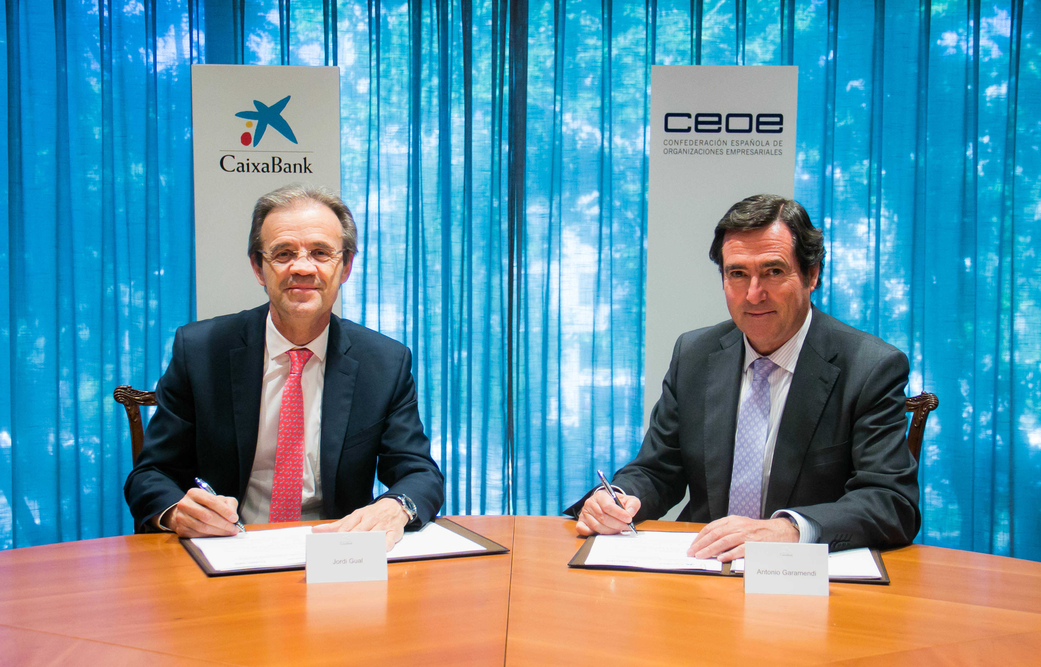 Jordi Gual (izquierda), presidente de CaixaBank, y Antonio Garamendi, presidente de la CEOE - 