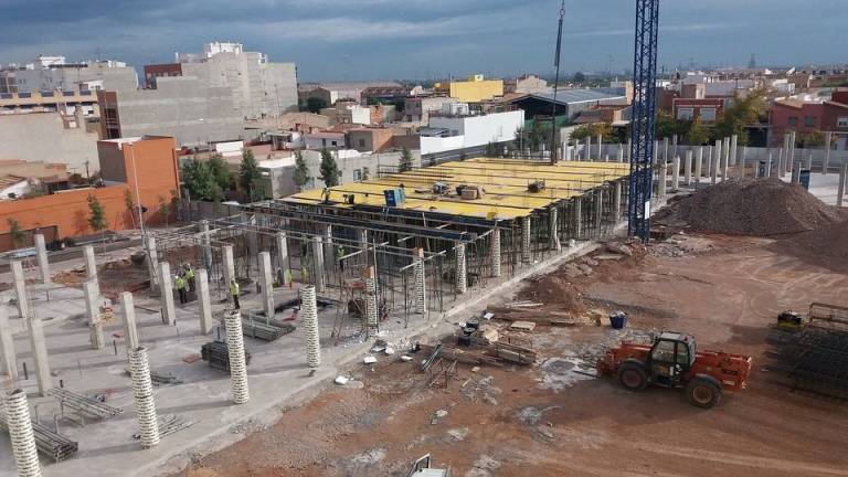 Retoman la obra en el Regina Violant de Almassora y empieza la cuenta atrás a 15 años de barracones