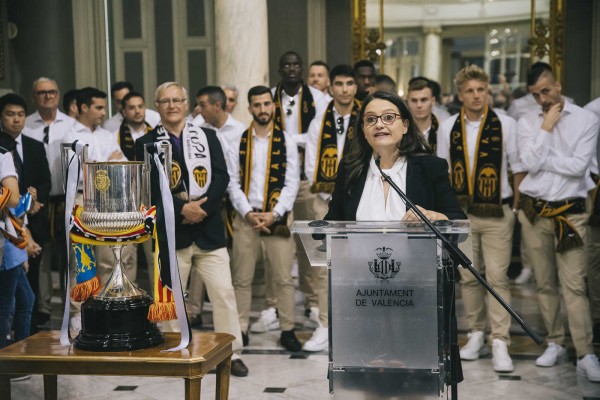 Oltra se hace una foto de 'alcaldesa' de València