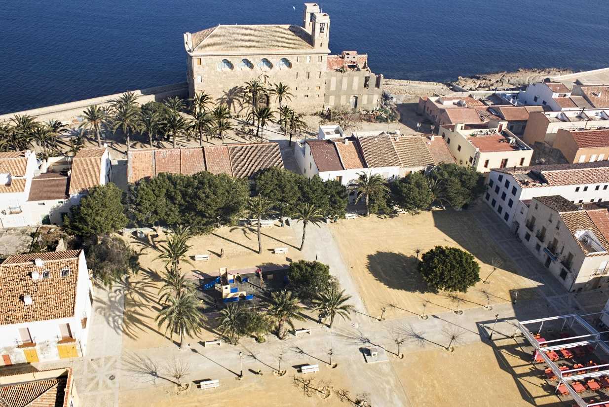 Pirates, presoners, llops marins i Sara Montiel: tots els mites de la Plaça Gran de Tabarca
