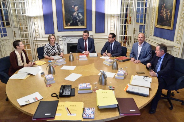 Les Corts proponen acumular las votaciones al final de los plenos y que el Botànic no pregunte a Puig