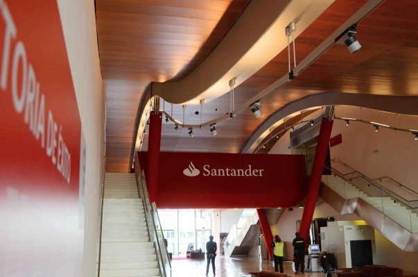  Santander ofrece a los trabajadores que se acojan al ERE prejubilaciones desde los 55 años