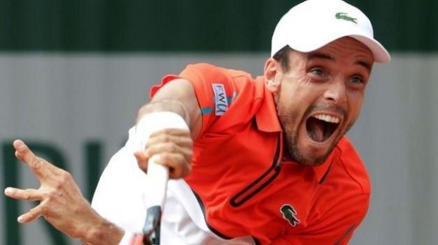 Bautista resuelve por la vía rápida su estreno en Roland Garros (6-3, 6-4, 6-2)