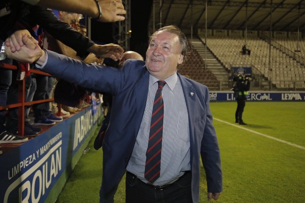 El presidente del Huesca llega al club escoltado por la comitiva judicial