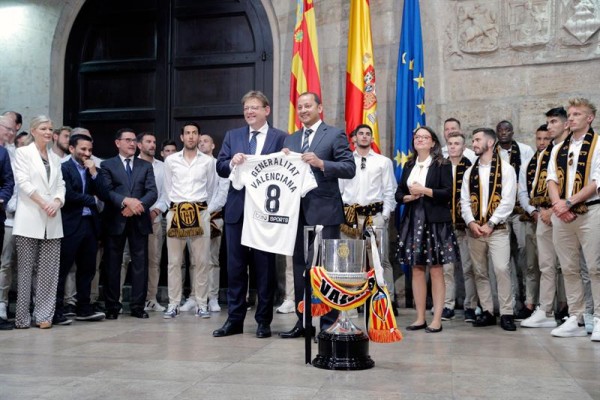 El Valencia lleva la Copa a la Generalitat y promete el 