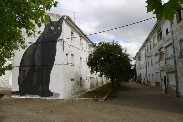 Escif apoya a un icónico barrio ocupa de Vitoria con una gran pintura mural y el uso de fluorescente