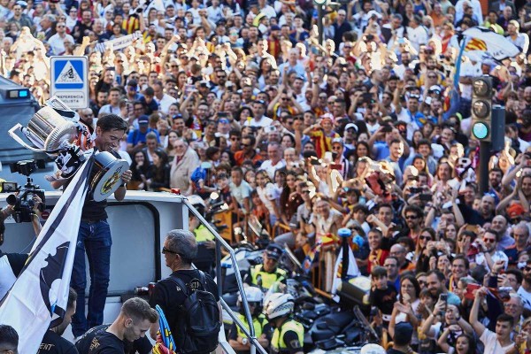 Valencia arranca la última celebración con una ofrenda a Virgen de los Desamparados