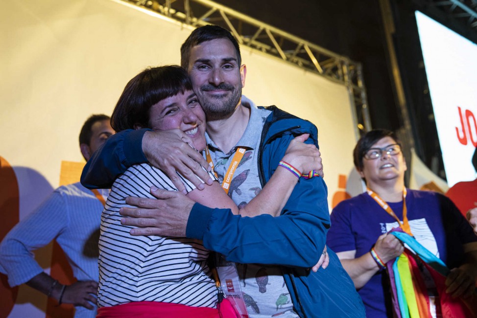 Isa Lozano y Campillo se abrazan el domingo; detrás, Notario, nueva regidora. Foto: EVA MÁÑEZ - 
