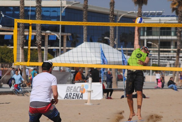 Los deportes de playa cobran vida en la Patacona con el 'Welcome Summer'