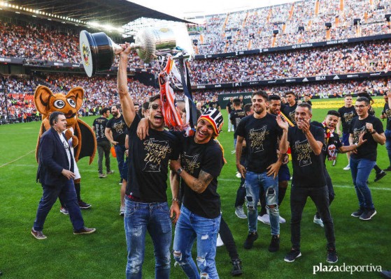 Los agentes de Hugo Duro recriminan a Gabriel su cántico en Mestalla