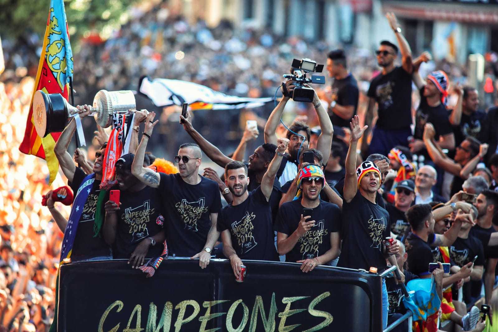 Mestalla agasaja a sus campeones y festeja a lo grande la Copa del centenario