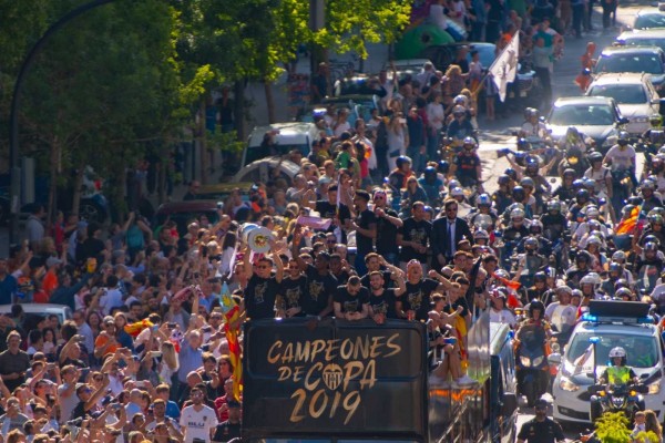 De las puertas de la ciudad a Mestalla, la fiesta de los campeones