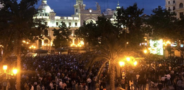 Tracas, banderas y abrazos en las calles para celebrar el título copero

