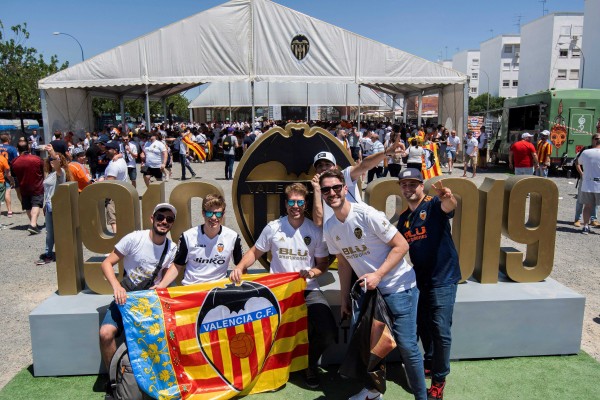 Aficiones de Barça y Valencia toman el centro de Sevilla en clima cordialidad

