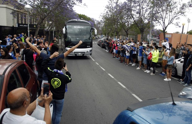 Unos 200 aficionados despiden al Hércules que en Barakaldo estará arropado por otros 250