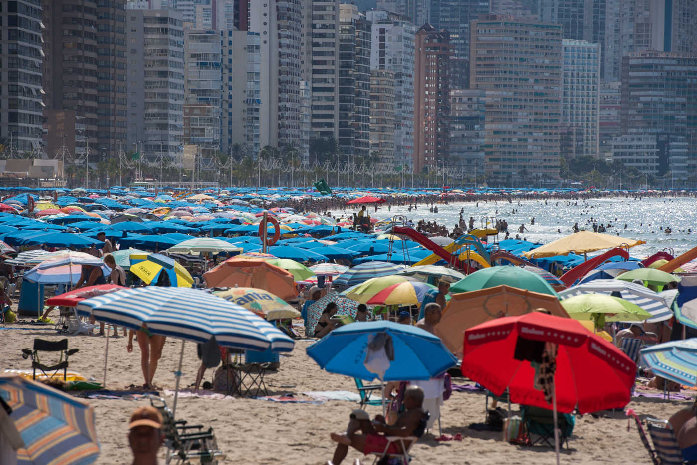 Playa en la localidad alicantina de Benidorm. Foto: RAFA MOLINA - 