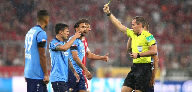 La Bundesliga podría retirar el VAR si continúa ocasionando problemas