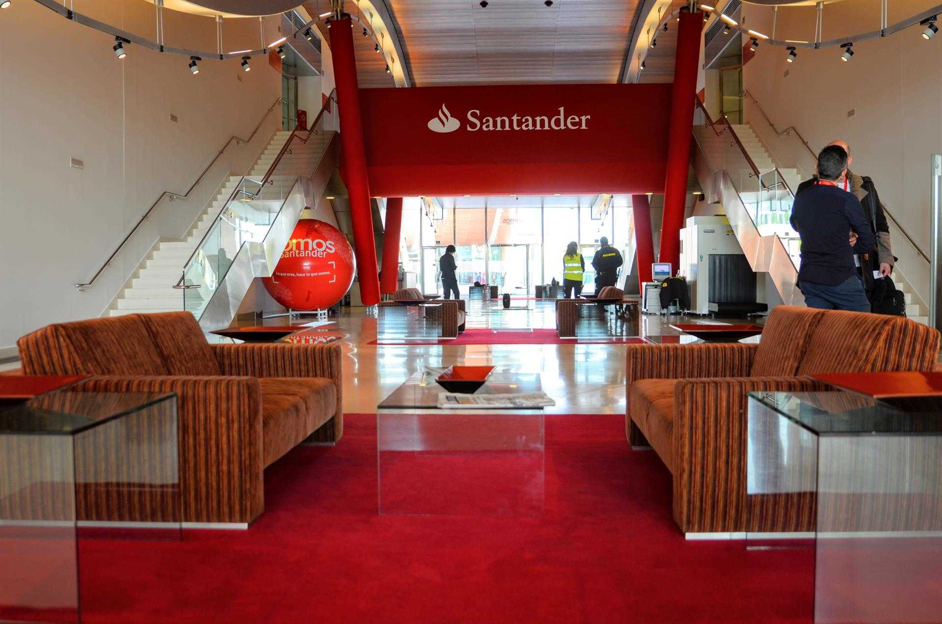 Banco Santander se compromete a recolocar a todos los afectados del ERE