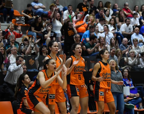 El cadete femenino ya está en la semifinal del Campeonato de España tras pasar por encima de Stadium Casablanca (46-64)