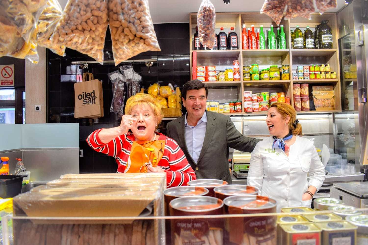 Fernando Giner, de Ciudadanos, visitando un mercado - 