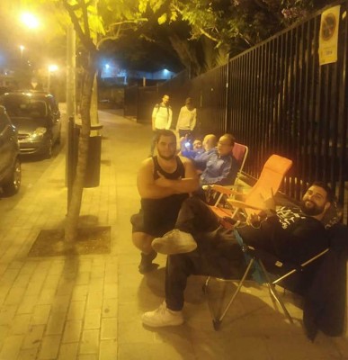 Los aficionados del Hércules hacen cola desde las seis de la mañana para adquirir sus entradas