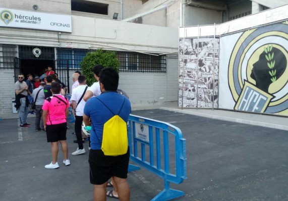 Aficionados hacen colas para retirar las entradas para la fase de ascenso
