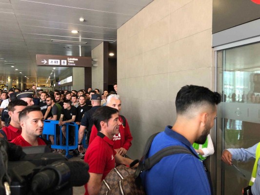 La afición arropa al Valencia en su salida a Sevilla